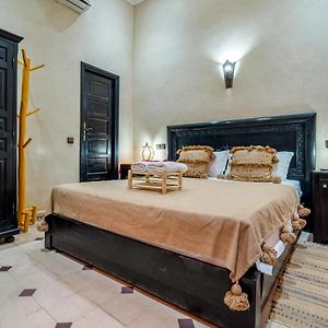 Riad In Bed And Breakfast - LA PLACE DES EPECES